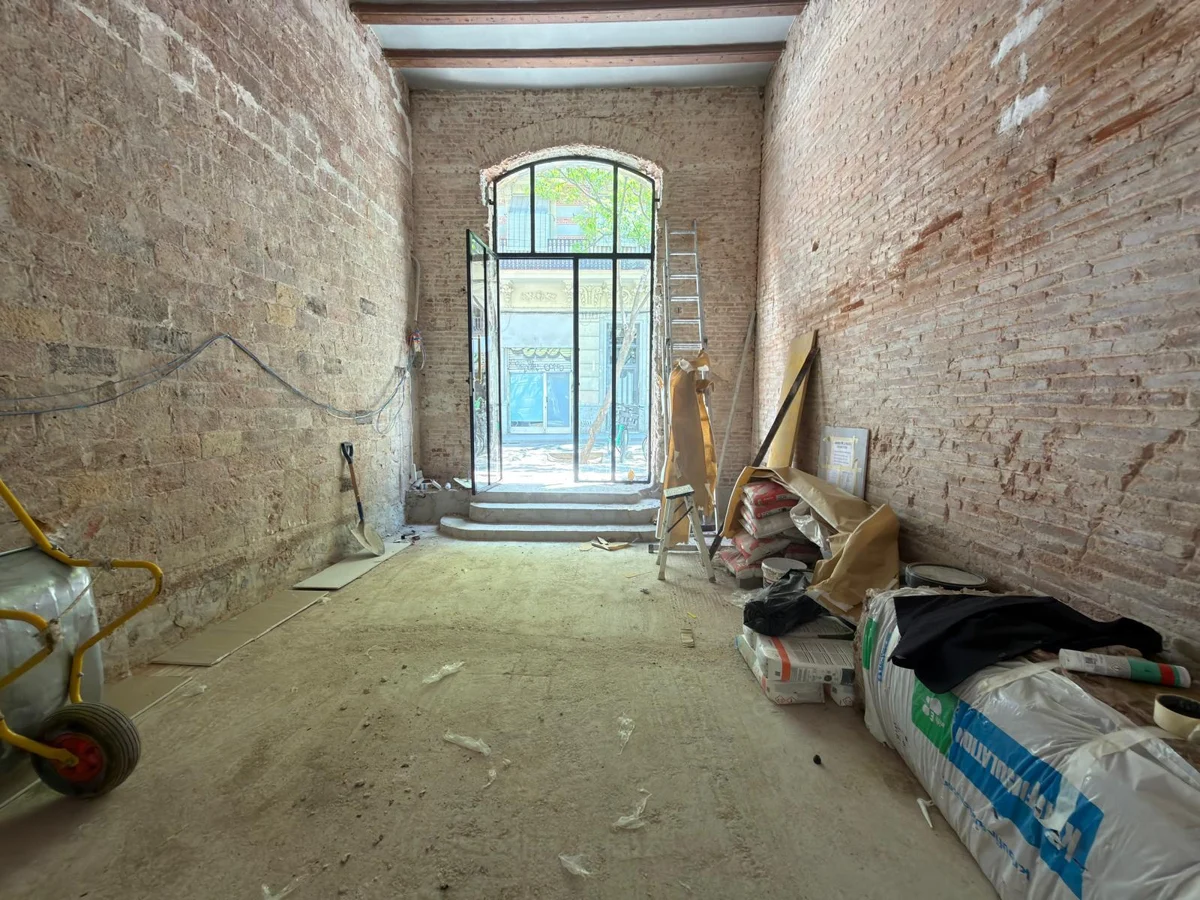 Espacio de piedra con ventanal — SALVA 34, Barcelona. Estado actual.