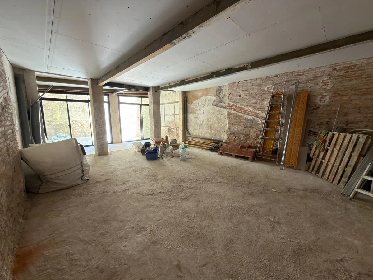 Sala con luz natural — SALVA 34, Barcelona. Estado actual.
