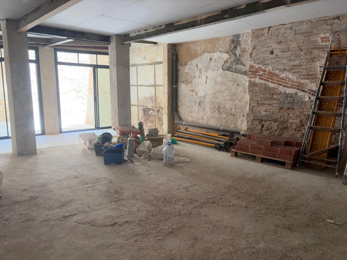 Sala con pared de piedra — SALVA 34, Barcelona. Estado actual.